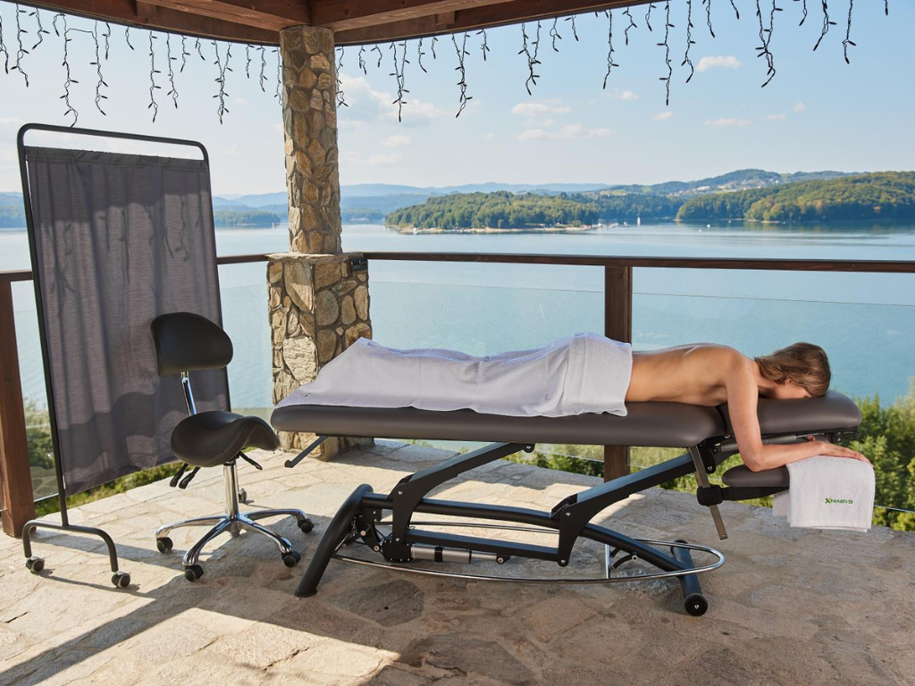 Elektrische Massageliege in der Arbeit der Kosmetikerin – wann lohnt sich ein Modell mit elektrischer Höhenverstellung?