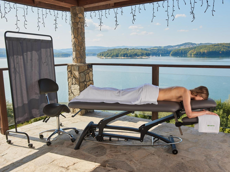 Elektrische Massageliege in der Arbeit der Kosmetikerin – wann lohnt sich ein Modell mit elektrischer Höhenverstellung?