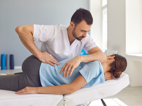 Massageliege für manuelle Therapie – welche Funktionen sollte sie haben?